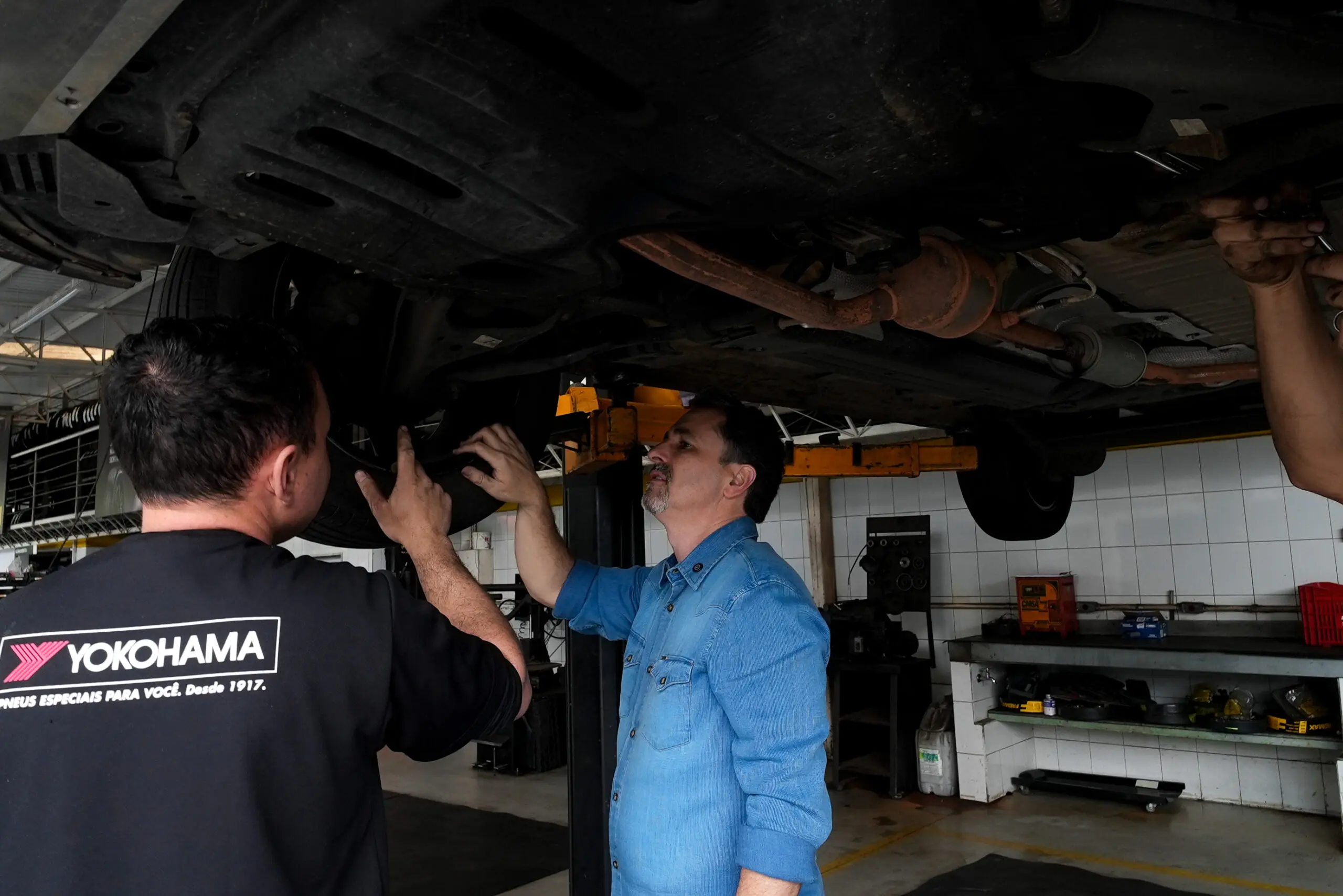 Inspeção de suspensão antes da viagem.