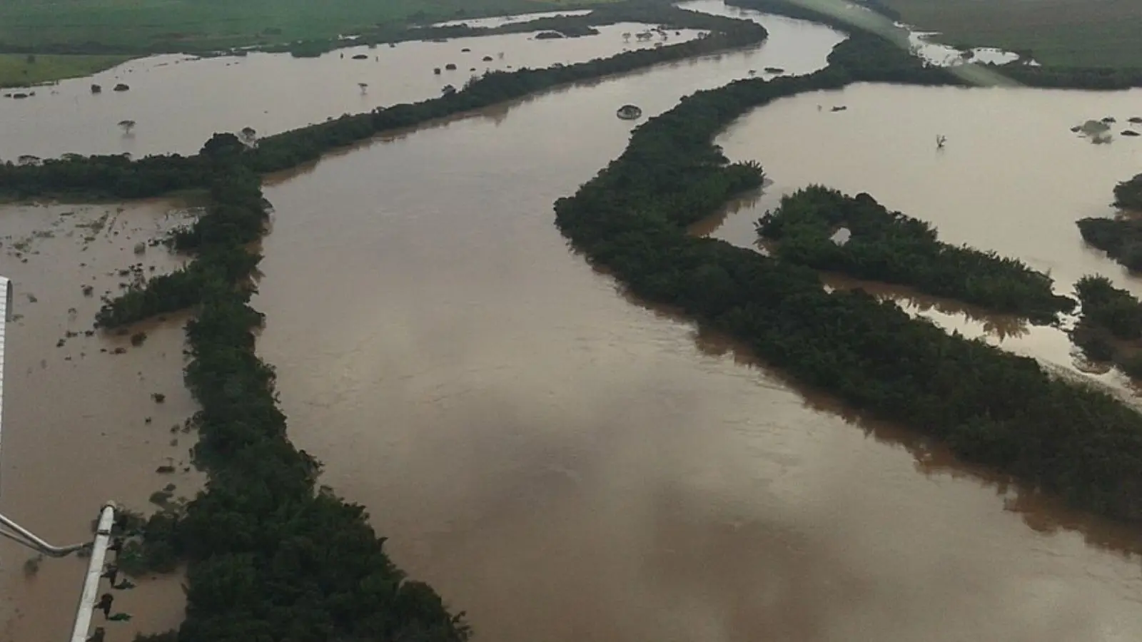 Imagem aérea do Rio Ivaí, local onde será construída a ponte entre Jardim Alegre e Grandes Rios.