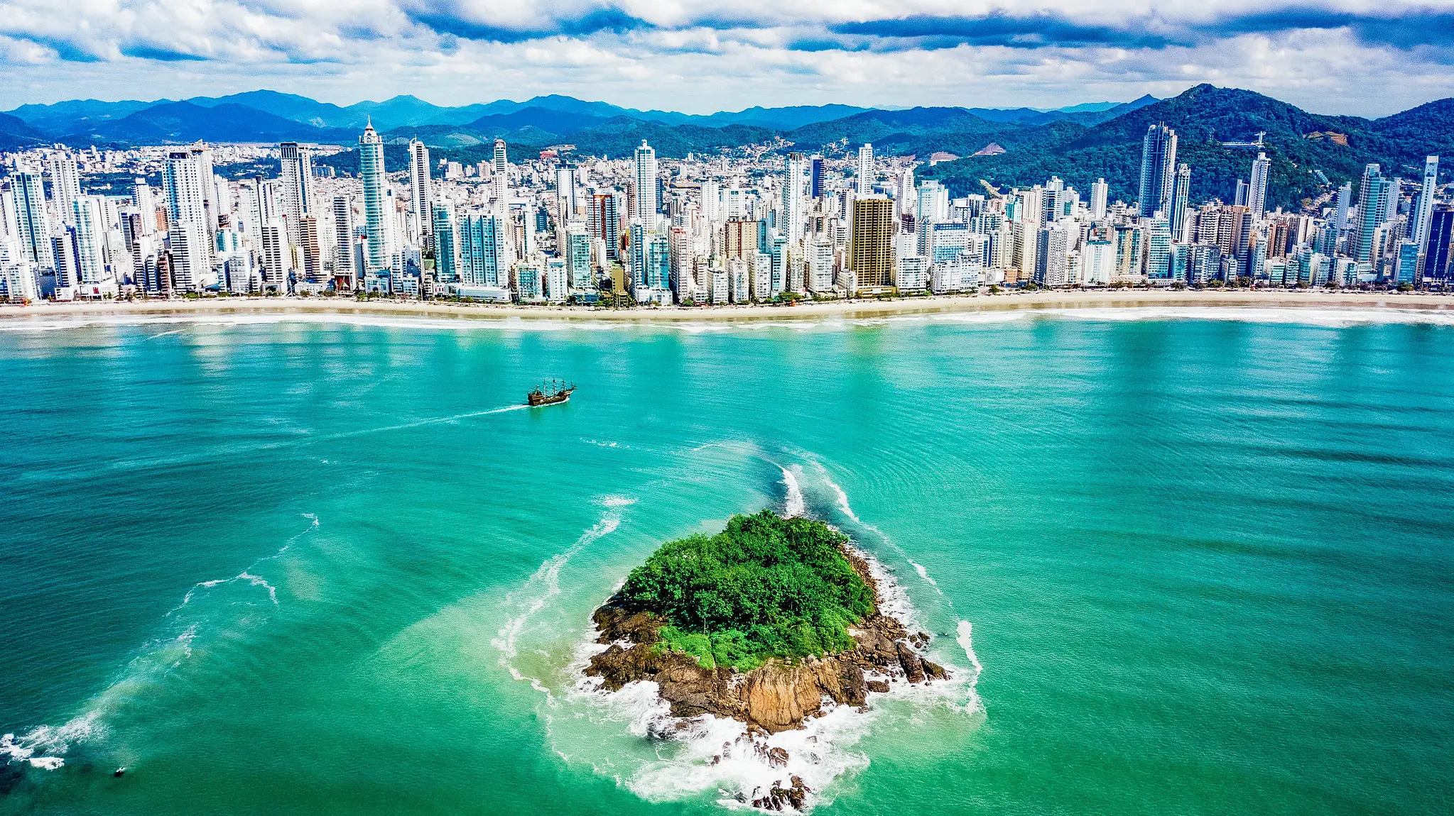 vista panorâmica de cima de Balneário Camboriú em SC com o metro quadrado mais caro do Brasil