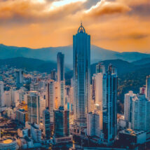 Balneário Camboriú atrai investidores famosos e milionários.