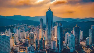 Balneário Camboriú atrai investidores famosos e milionários.