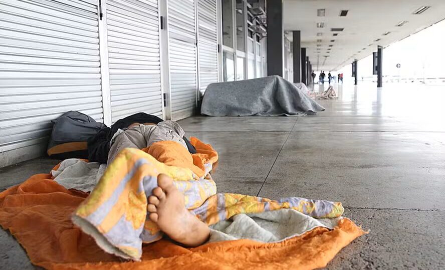 Estado mais rico do Brasil concentra 41% da população de rua do país – e tem jeito?