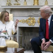 O presidente dos EUA, Donald Trump, e a primeira-ministra da Itália, Giorgia Meloni, discutem agenda externa na Casa Branca, em abril do ano passado Imagem referente a matéria