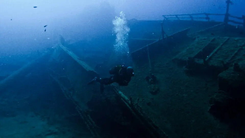 Navio com mais de 400 anos é encontrado a mais de 2.500 metros de profundidade.