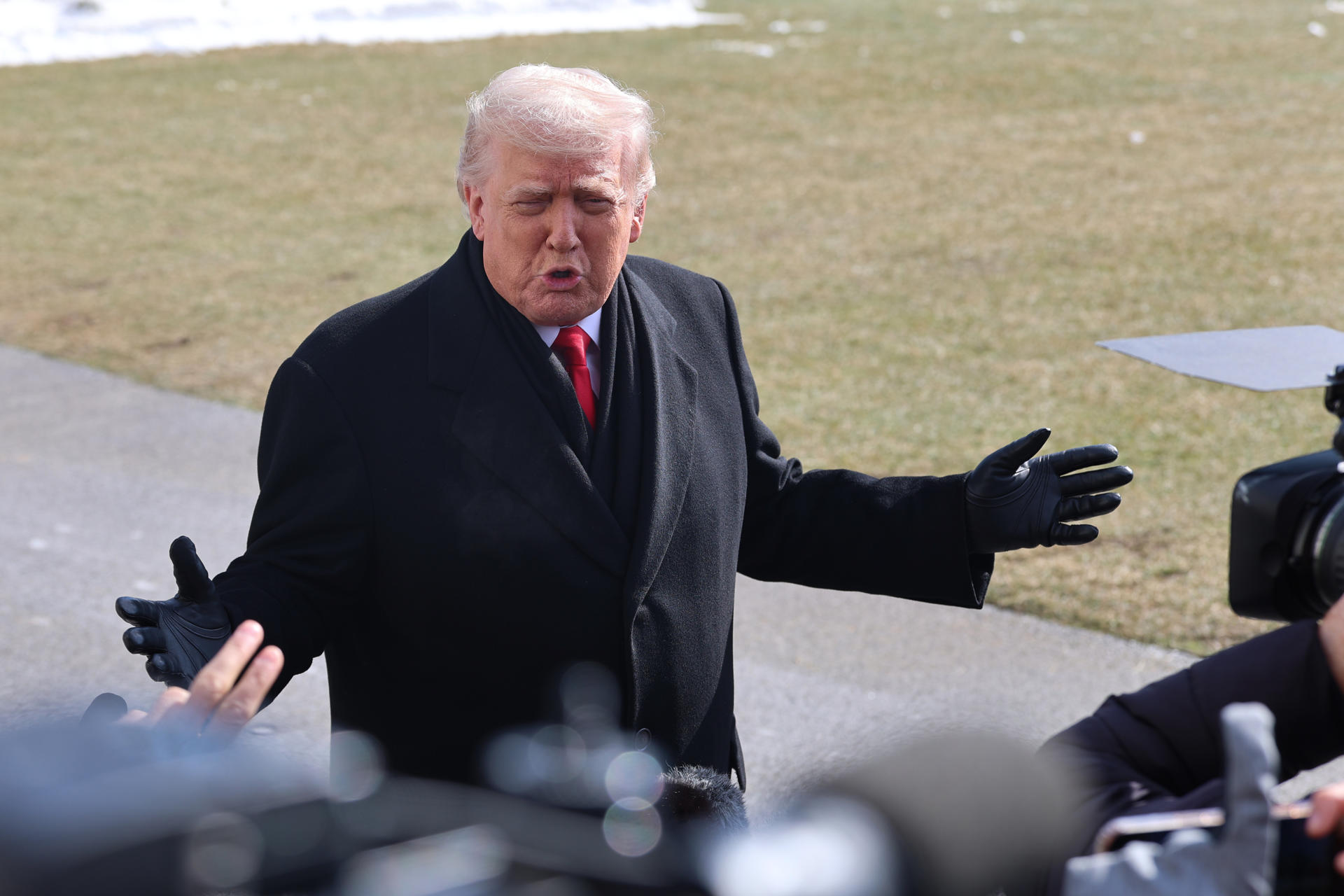 Presidente Donald Trump durante conversa com jornalistas nos jardins da Casa Branca.