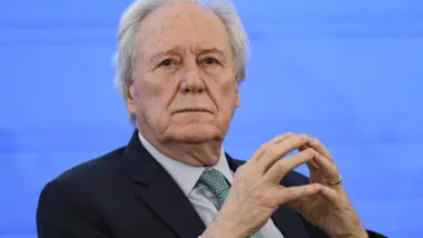 Comissão libera Lewandowski a advogar sem quarentena, mas impõe restrição em casos da PF