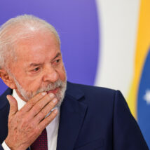 Luiz Inácio Lula da Silva (PT) chega ao último de mandato com promessas não cumpridas.