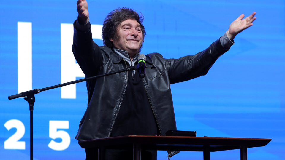 Risco-país da Argentina cai para o menor patamar em quase oito anos