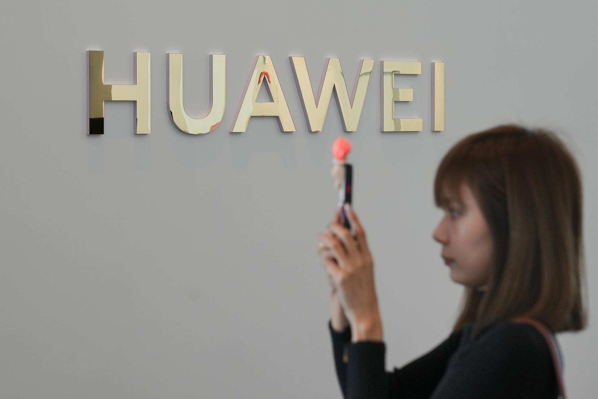 Consumidora em evento da Huawei em Kuala Lumpur, na Malásia: gigante chinesa enfrenta dificuldades.