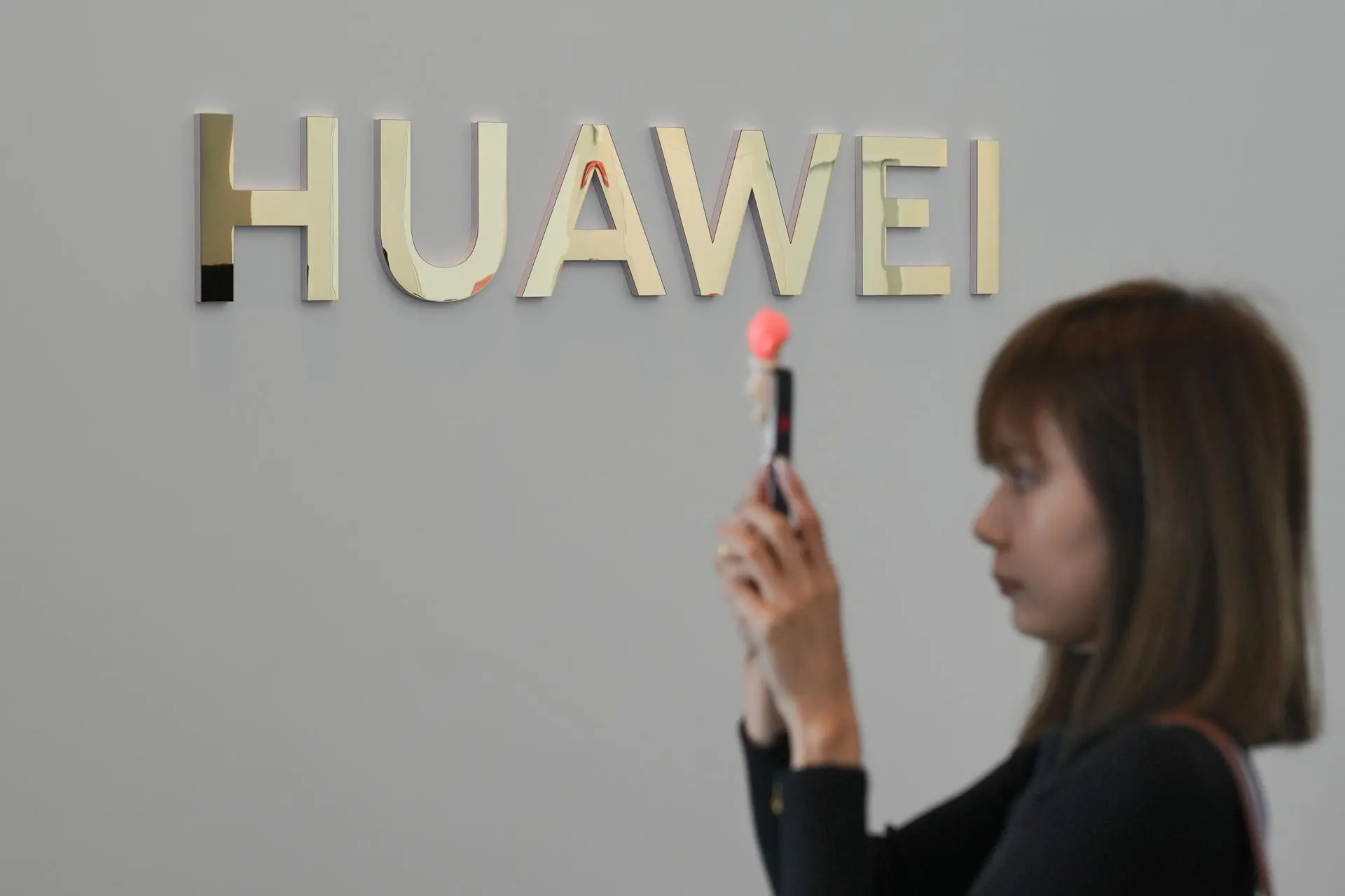 Consumidora em evento da Huawei em Kuala Lumpur, na Malásia: gigante chinesa enfrenta dificuldades.