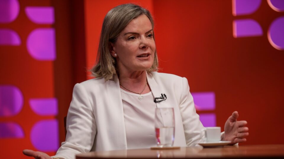 Lula sabia que Lewandowski tinha contratos privados, diz Gleisi