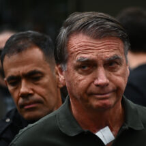 STM pode expulsar Bolsonaro do Exército Bolsonaro cumpre pena na "Papudinha". Moraes determinou que o ex-presidente receba atendimento médico integral.