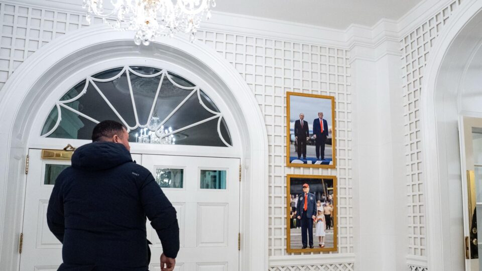 Trump exibe foto ao lado de Putin em sala reformada da Casa Branca