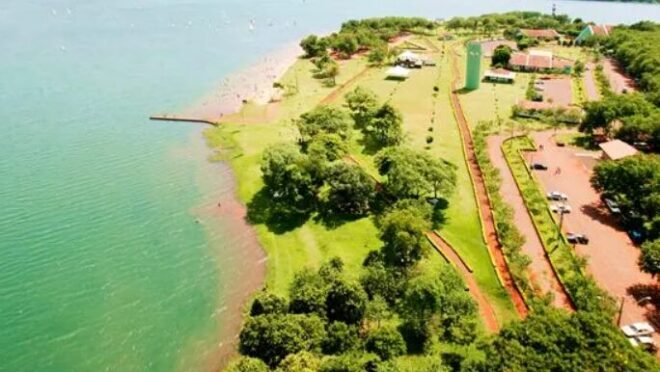 Longe das Cataratas: prainha de Três Lagoas atrai famílias, mas sofre com vandalismo