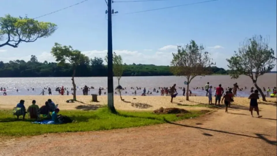 Terminal turístico da prainha de Três Lagoas é banhado pelo Lago de Itaipu.
