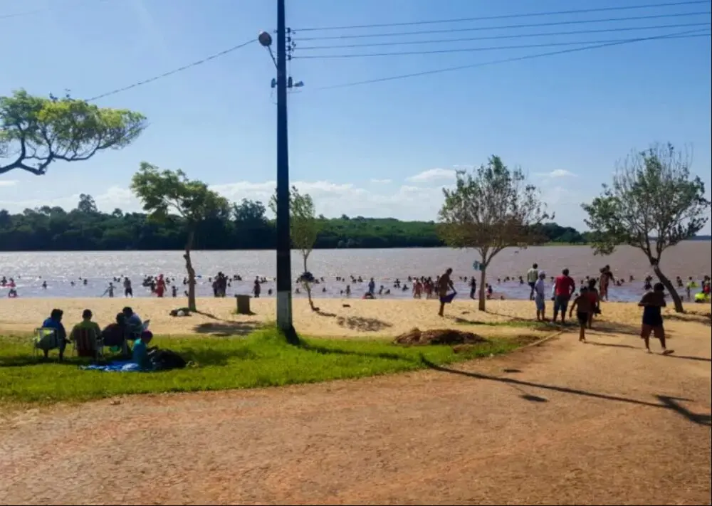 Terminal turístico da prainha de Três Lagoas é banhado pelo Lago de Itaipu.