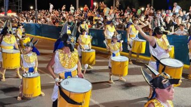 Brasileiros e paraguaios costumam atravessar a fronteira com a Argentina para acompanhar os desfiles do carnaval de Puerto Iguazú, ampliando o caráter multicultural da festa.