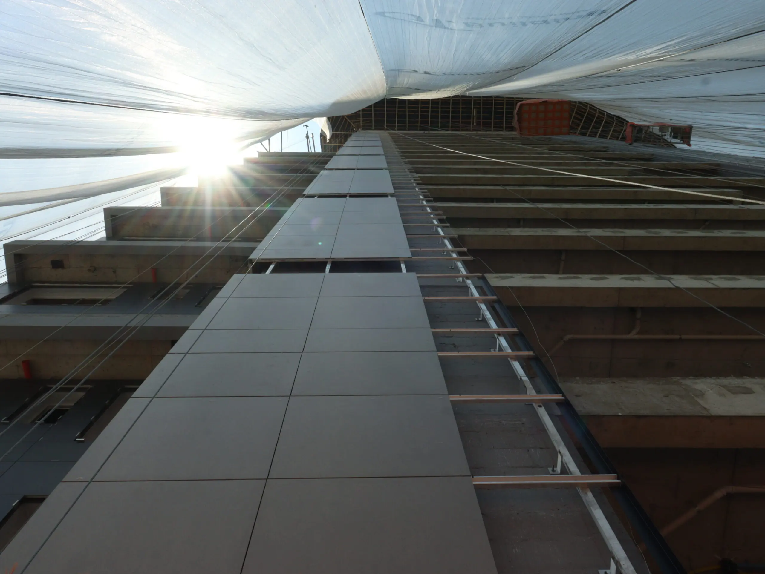 Detalhe da instalação das fachadas ventiladas no edifício OÁS, que será o prédio mais alto de Curitiba. A tecnologia cria uma câmara de ar entre o revestimento e a estrutura, aumentando o conforto térmico, a durabilidade da construção e a eficiência energética.