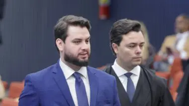 Filipe Martins e seu advogado, Jeffrey Chiquini, em sessão de julgamento da Ação Penal nº 2.693 (núcleo 2), no plenário da Primeira Turma do STF.