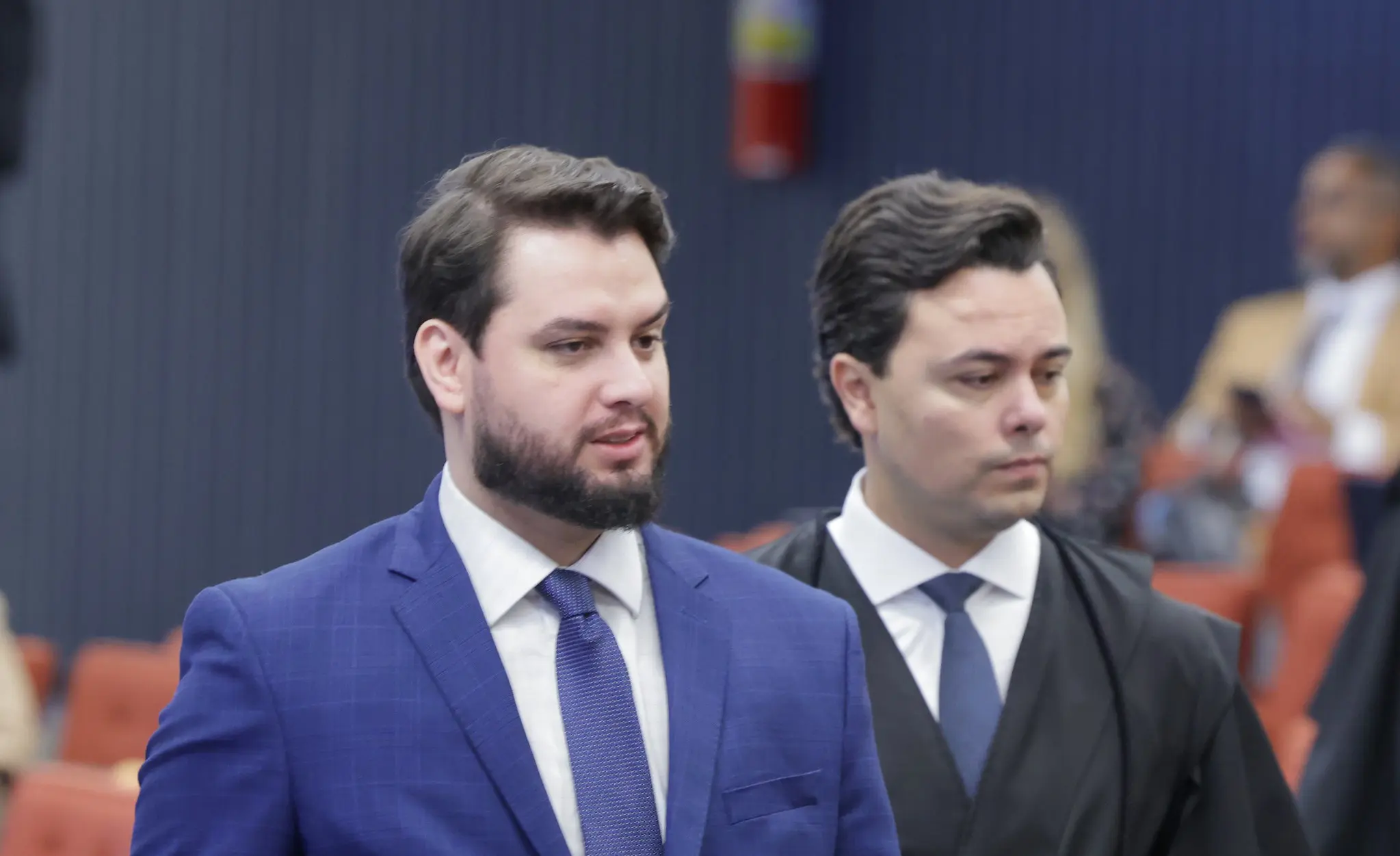 Filipe Martins e seu advogado, Jeffrey Chiquini, em sessão de julgamento da Ação Penal nº 2.693 (núcleo 2), no plenário da Primeira Turma do STF.