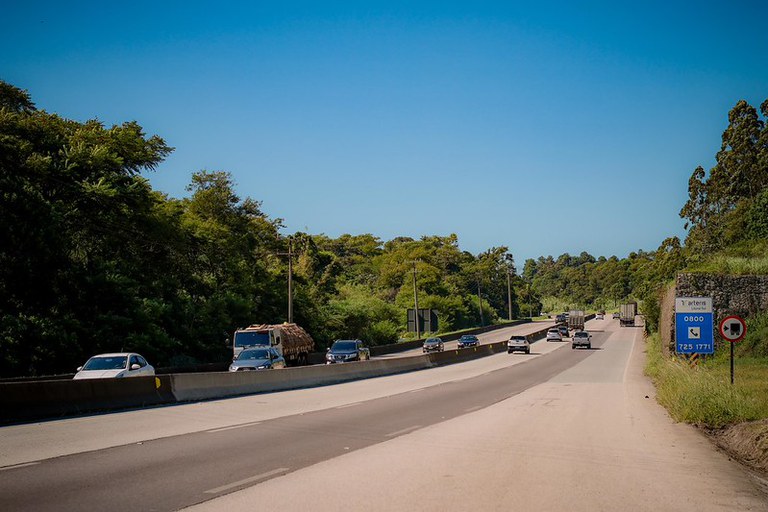 Trecho da BR-101 na Grande Florianópolis tem histórico de congestionamentos por acidentes e deslizamentos de terra.