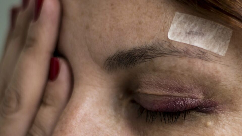 A violência contra a mulher continua porque o Estado permite