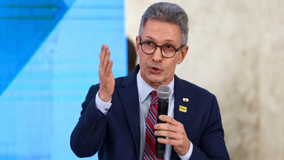 PL tentará atrair Zema para ser vice de Flávio Bolsonaro, diz Valdemar