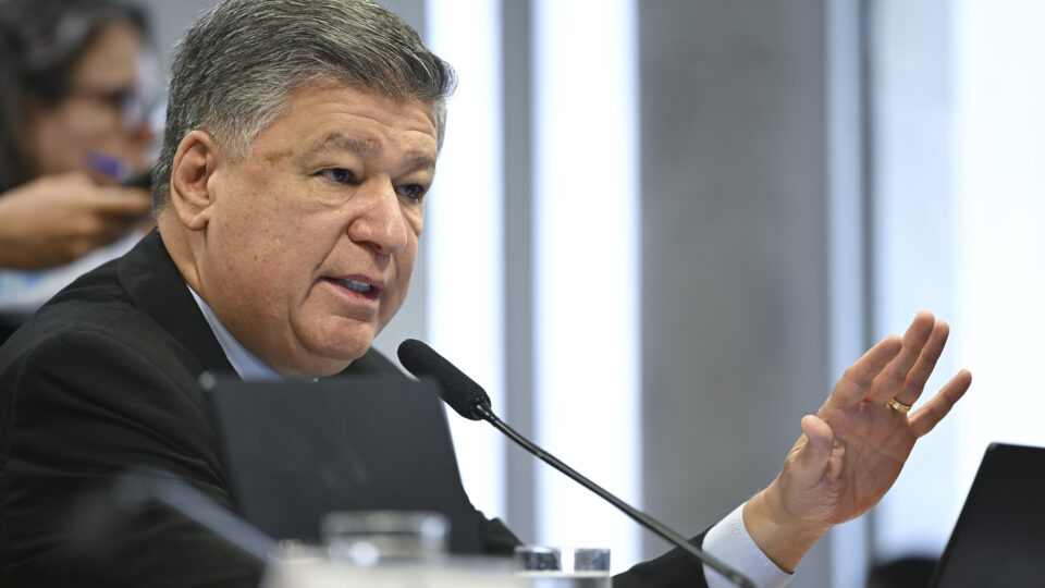 Presidente da CPMI do INSS faz apelo a Toffoli contra “blindagem” de Vorcaro