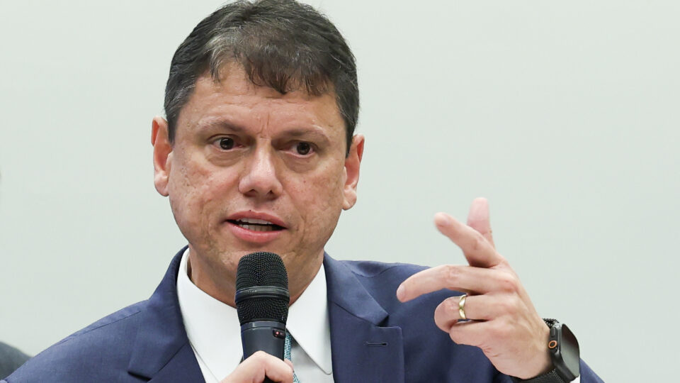 Eduardo elogia Tarcísio após visita a Bolsonaro na Papudinha: “laços fortalecidos”