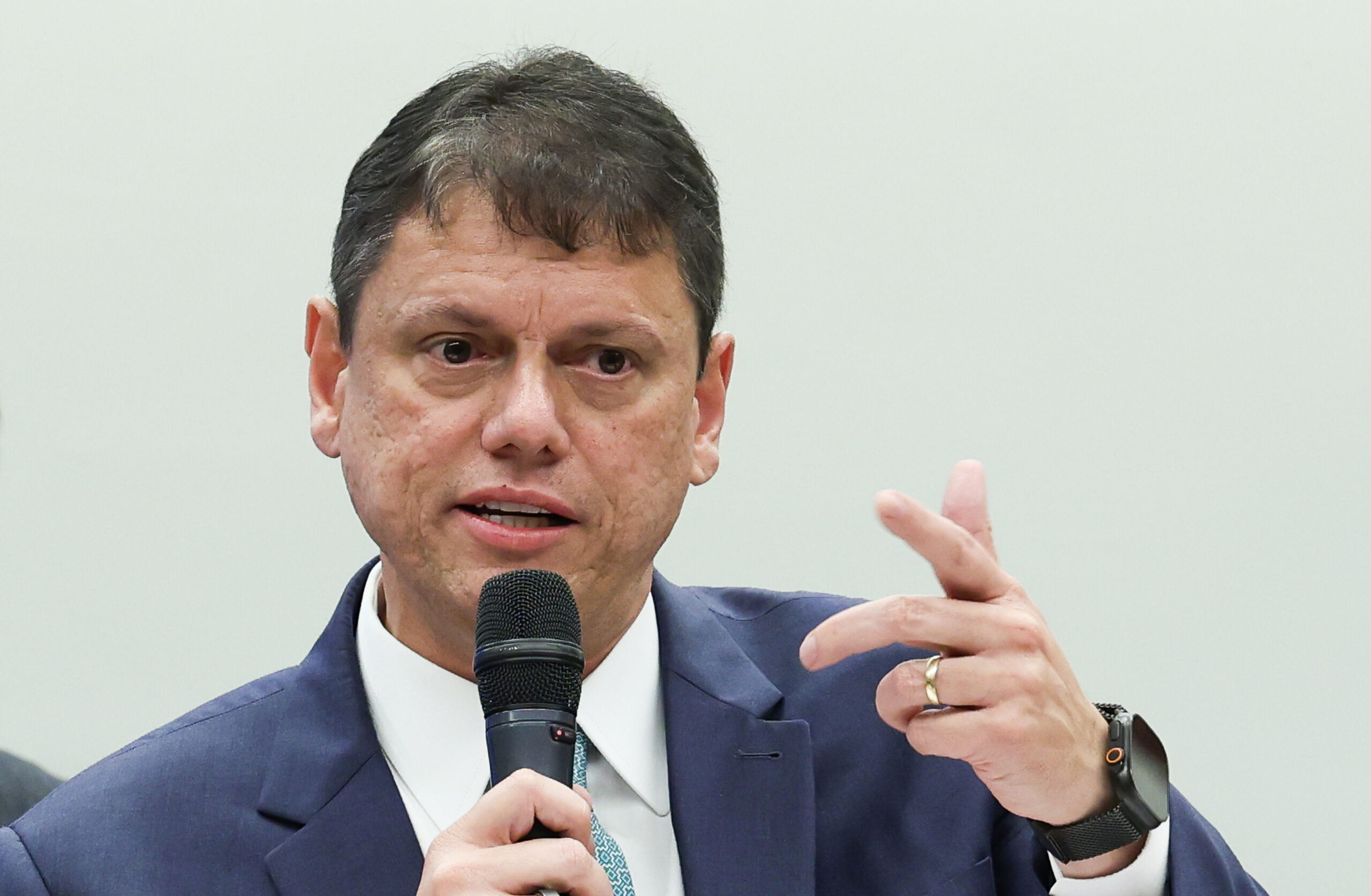 Eduardo muda de tom e elogia Tarcísio após visita a Bolsonaro