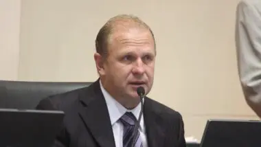 O nome do ex-deputado estadual Gelson Merísio está sendo cotado como pré-candidato ao governo de SC em 2026, abrindo caminho para Décio Lima concorrer uma vaga ao Senado.