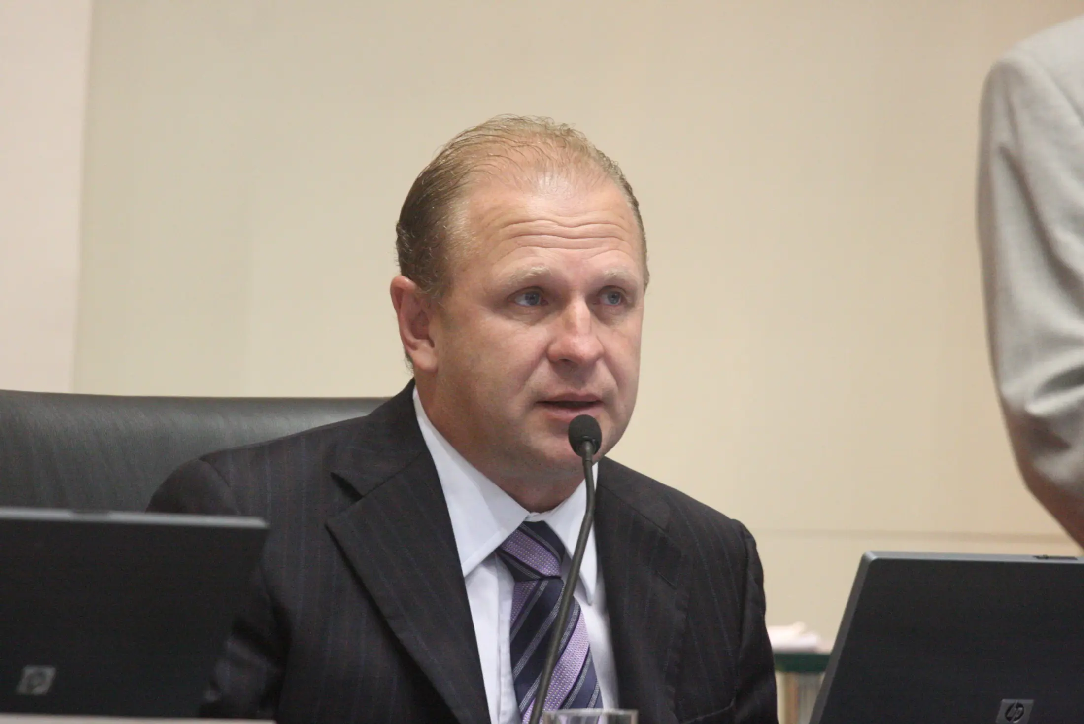 O nome do ex-deputado estadual Gelson Merísio está sendo cotado como pré-candidato ao governo de SC em 2026, abrindo caminho para Décio Lima concorrer uma vaga ao Senado.