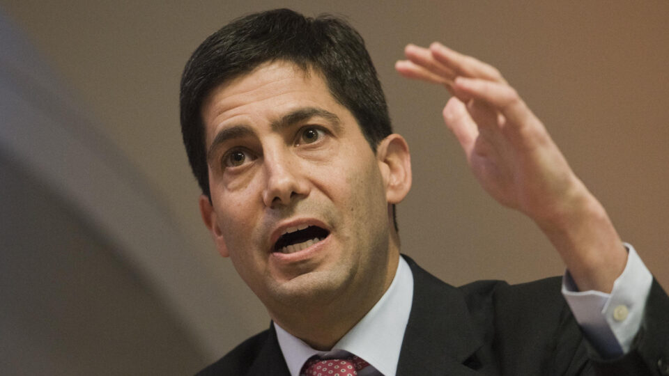 Trump anuncia Kevin Warsh como novo presidente do Fed