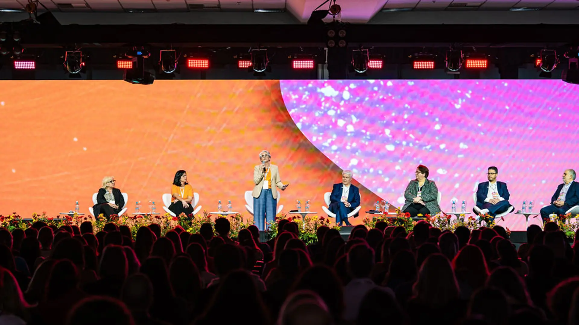 O evento teve cerca de 3 mil participantes durante os dois dias, mais de 60 parceiros e também mais de 60 palestrantes em 23 paineis