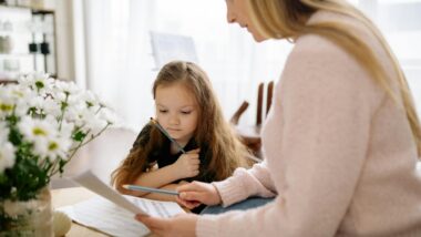 Burocracia, ideologia, métodos e resultados têm levado famílias a deixar a escola tradicional e buscar a educação domiciliar nos Estados Unidos. Imagem referente a matéria