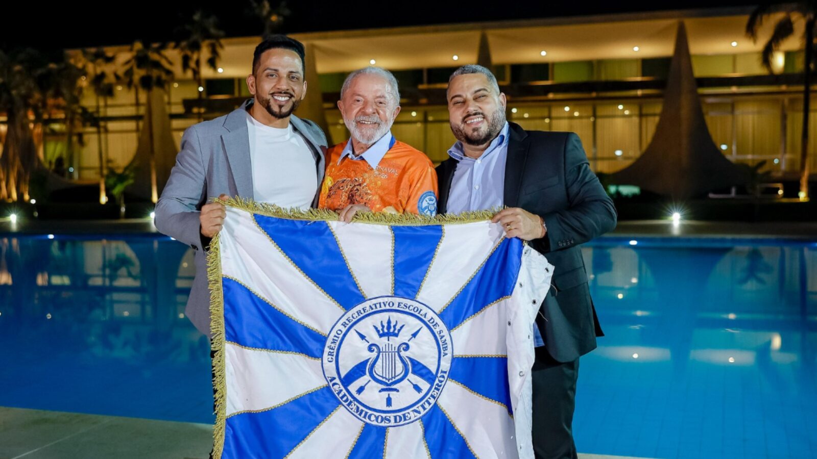 Da esquerda para a direita,  o carnavalesco Tiago Martins, Lula e o presidente da Acadêmicos de Niterói, Wallace Palhares