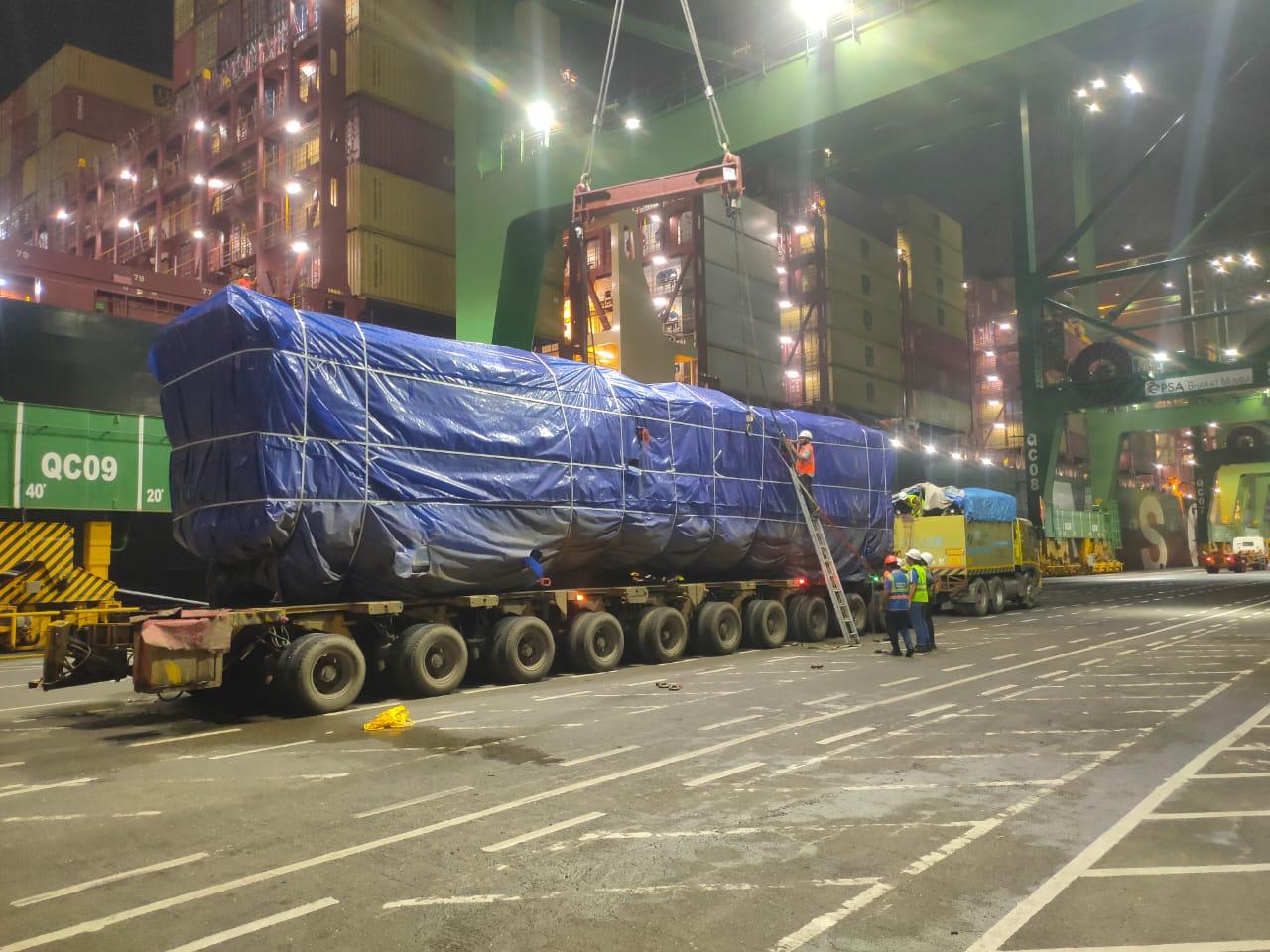 Vagão socador de 54 toneladas cruzou o mundo antes de chegar ao porto de Santos.