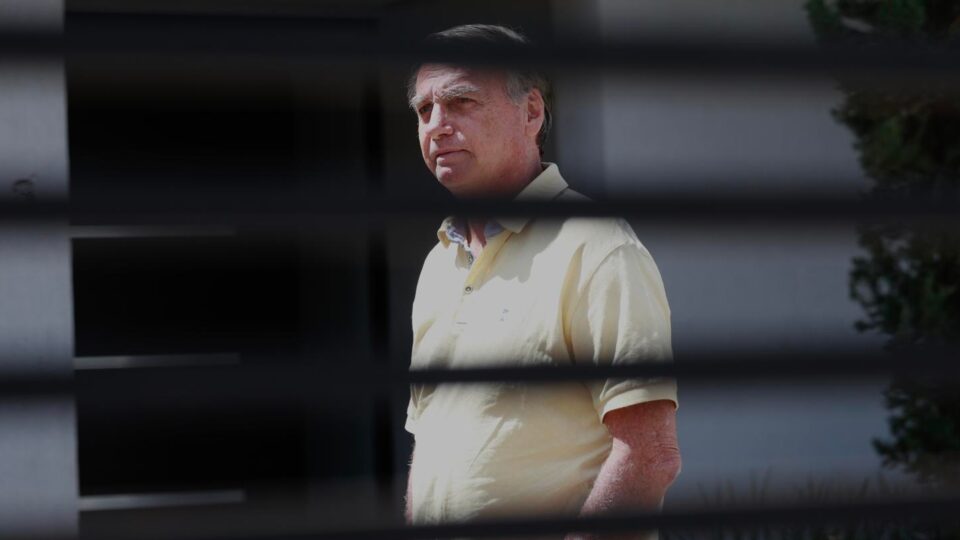 Bolsonaro está abatido e com dificuldades para dormir e comer, diz bispo após visita