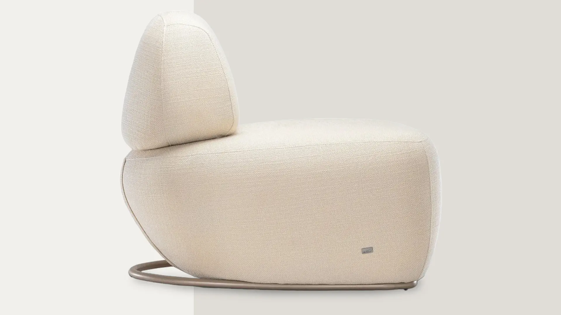 Na UUSI, o mobiliário nasce do tempo, da autoria e da matéria-prima. Cada peça é resultado de um processo reservado, curatorial e preciso — onde design brasileiro, madeira nobre e exclusividade constroem valor que atravessa gerações.