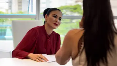 Dra. Thamiris Gorgulho em atendimento, priorizando cuidados estéticos com segurança, naturalidade e respeito à individualidade de cada paciente.