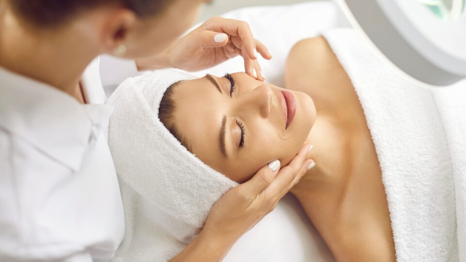 O crescimento acelerado da estética no Brasil exige mais do que técnica: compliance, documentação adequada e conformidade regulatória tornaram-se essenciais para reduzir riscos jurídicos e proteger profissionais e pacientes.
