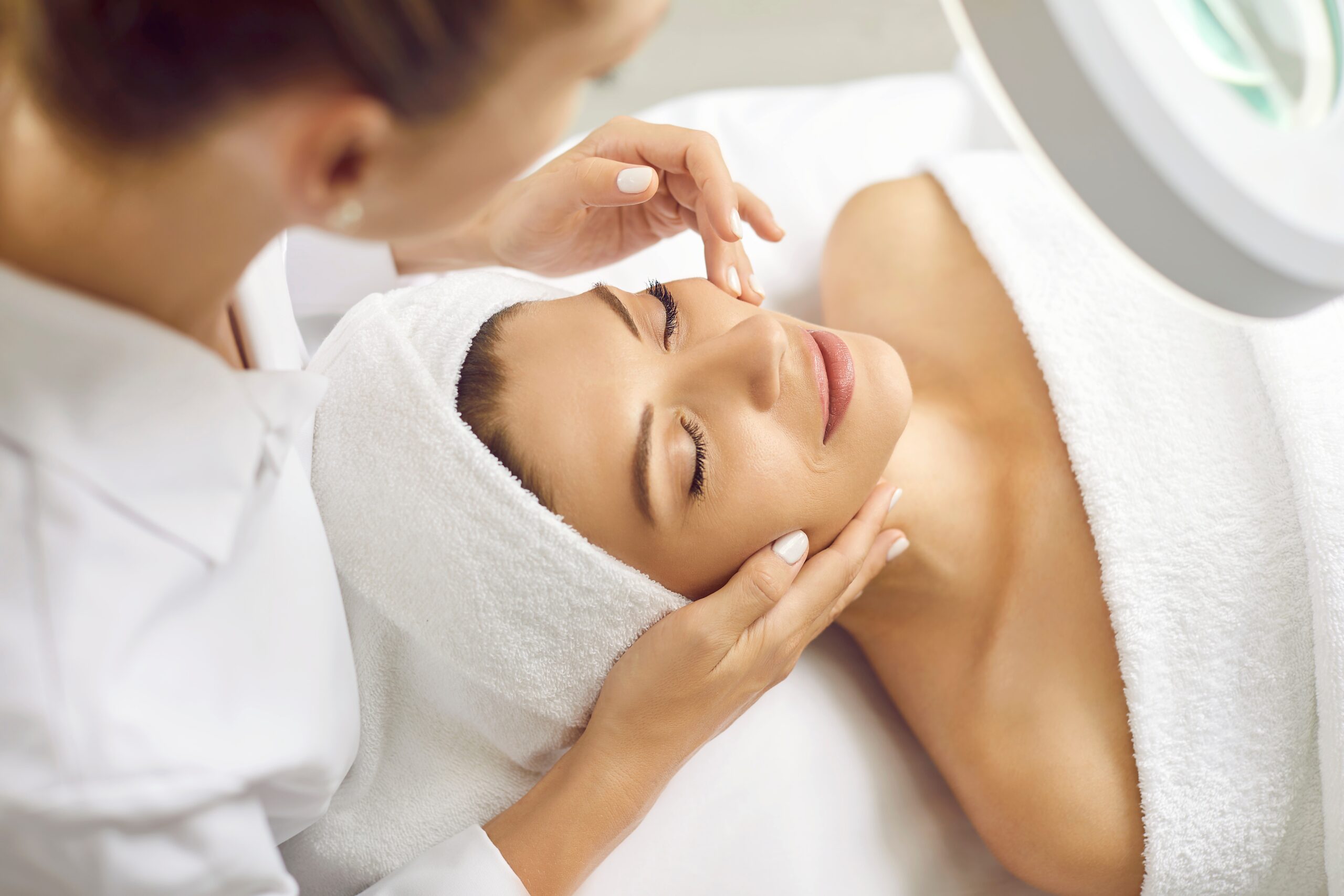 O crescimento acelerado da estética no Brasil exige mais do que técnica: compliance, documentação adequada e conformidade regulatória tornaram-se essenciais para reduzir riscos jurídicos e proteger profissionais e pacientes.