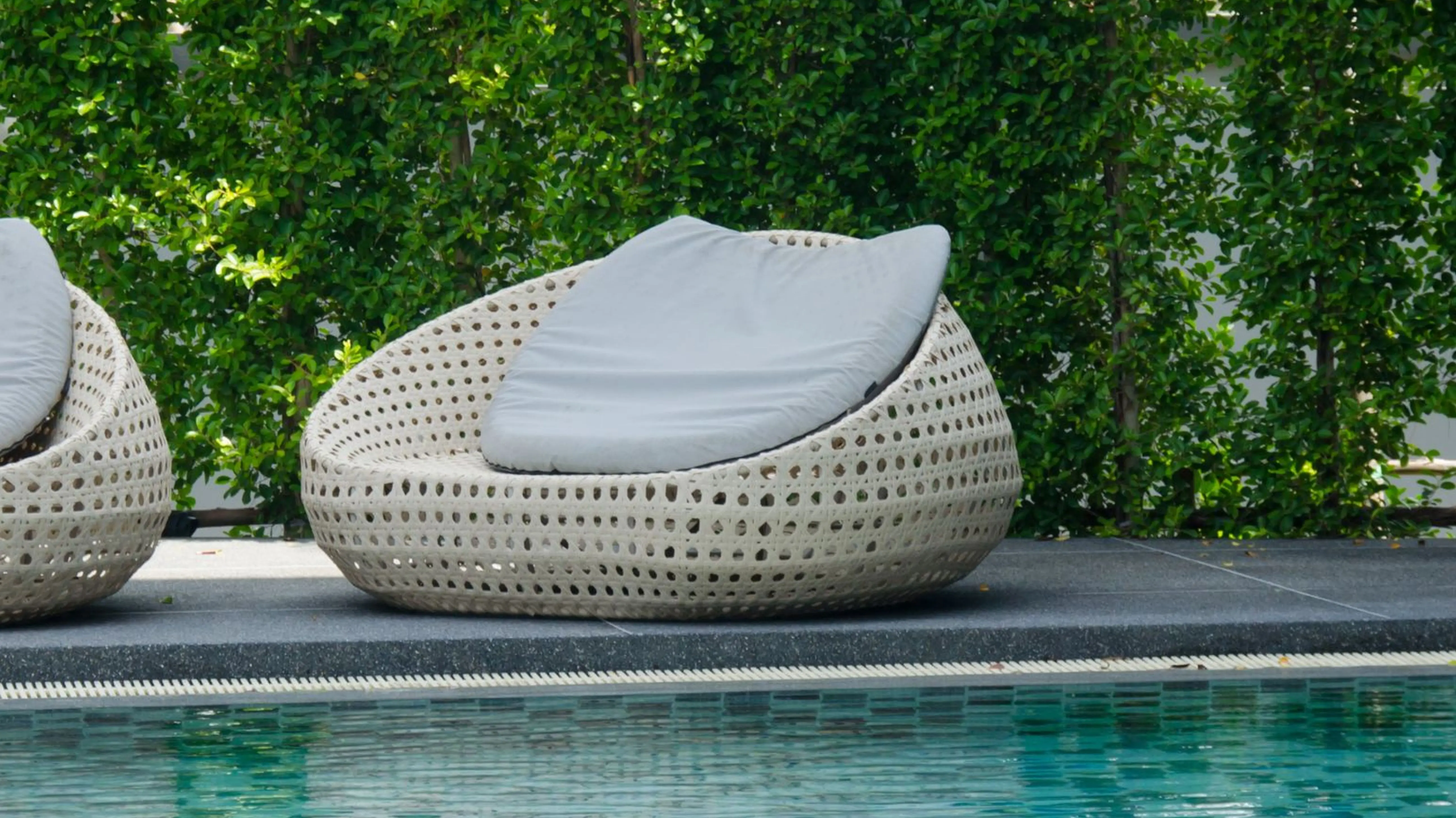 Área externa com mobiliário orgânico e paisagismo integrado, reforçando o lifestyle sofisticado proposto por Andria Tagliari.