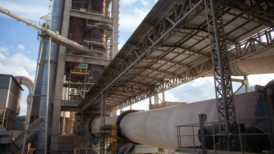 Cimento produzido no Paraná conquista certificação ambiental internacional e reforça padrão sustentável na construção civil