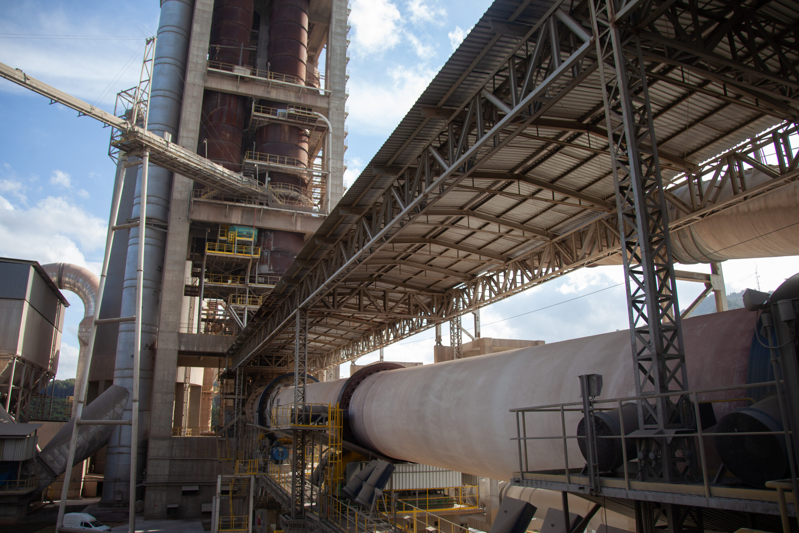 Cimento fabricado pela Votorantim Cimentos, em Rio Branco do Sul (PR), recebe declaração ambiental reconhecida internacionalmente.