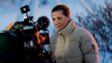 Primeira-ministra da Dinamarca, Mette Frederiksen, durante visita à Groenlândia em 23 de janeiro: território cobiçado. Imagem referente a matéria