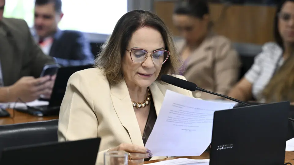 Senadora aponta elogios ao presidente e críticas ao ex-presidente em ano eleitoral.