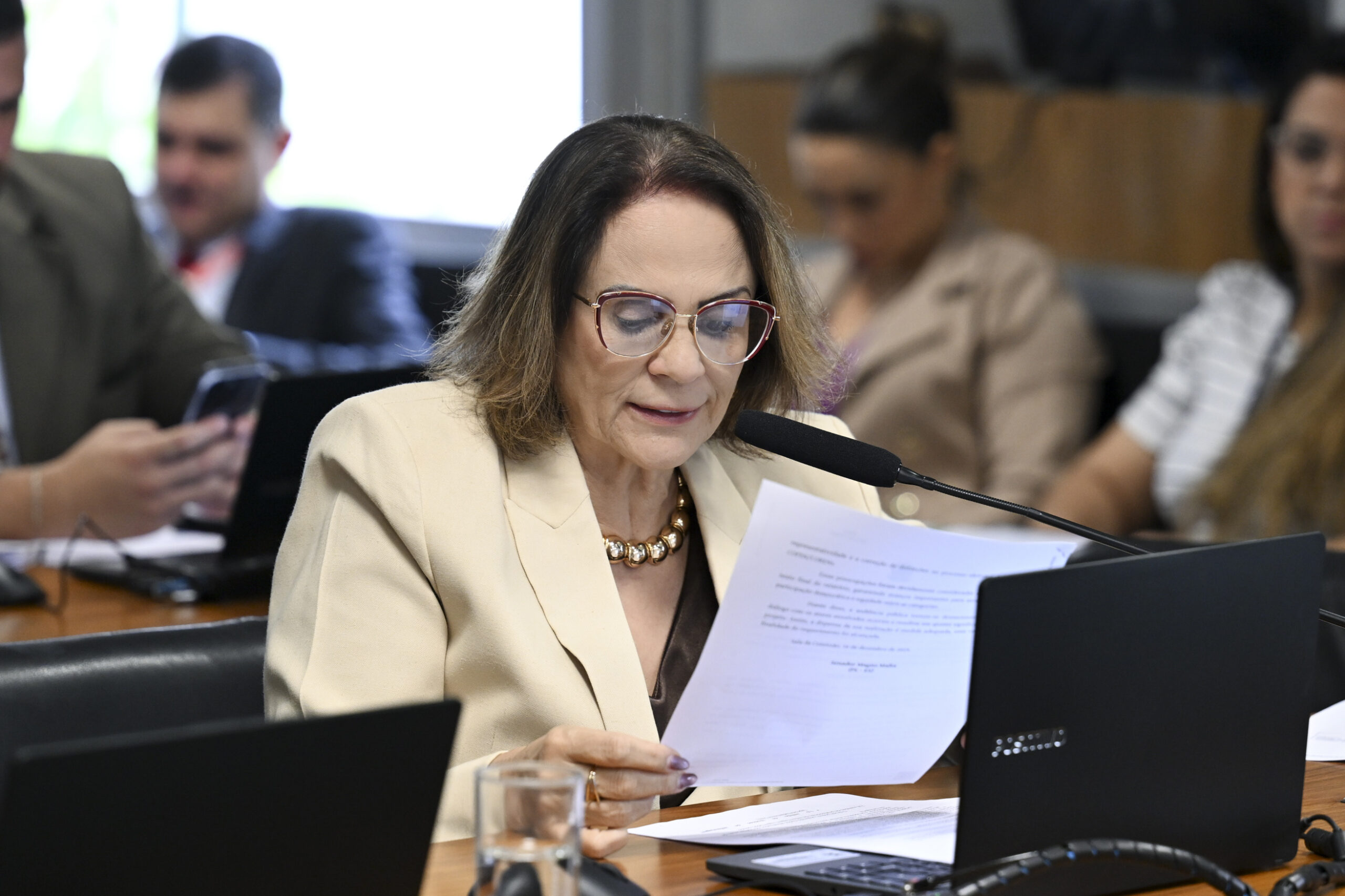 Damares aciona PGR contra escola de samba que homenageará Lula