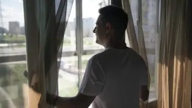 Pesquisas em ciências sociais indicam que homens casados e com filhos relatam níveis mais altos de felicidade, realização pessoal e estabilidade ao longo da vida