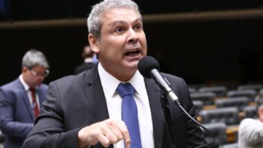 Em seu último dia como líder do PT na Câmara, Lindbergh Farias anuncia que partido assinará pedidos de CPI e CPMI do Banco Master.